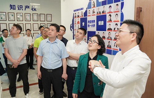 邵阳市副市长“晏丽君”携招商考察团一行莅临足行健参观
