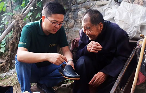 足行健看望慰问抗战英雄老兵
